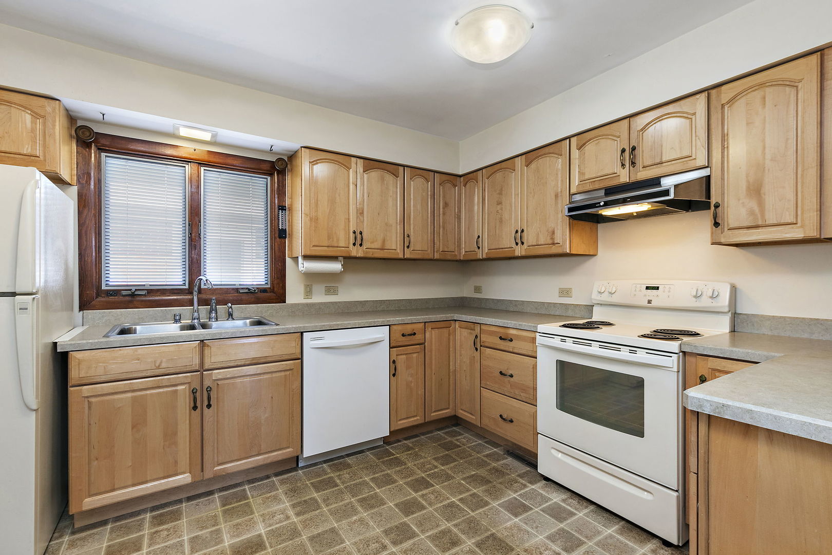 617 Sharon Drive Crystal Lake, IL 60014 - Photo 5 of 26 a kitchen with appliances cabinets and a sink