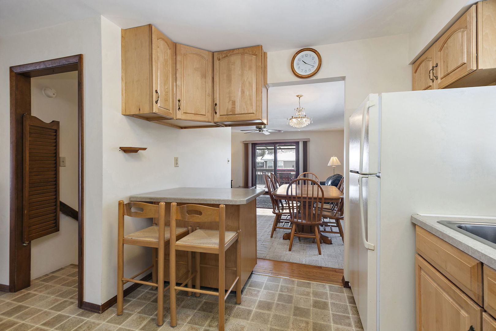 617 Sharon Drive Crystal Lake, IL 60014 - Photo 6 of 26 a view of dining area kitchen refrigerator and dining table
