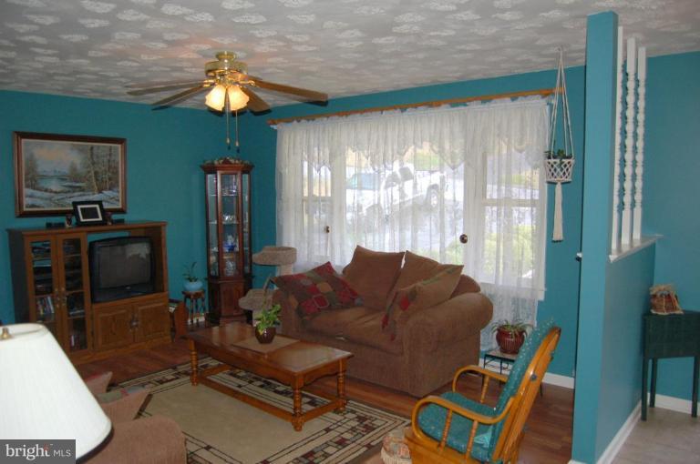 120 Gloucester Road Front Royal, VA 22630 - Photo 8 of 30 Living Room