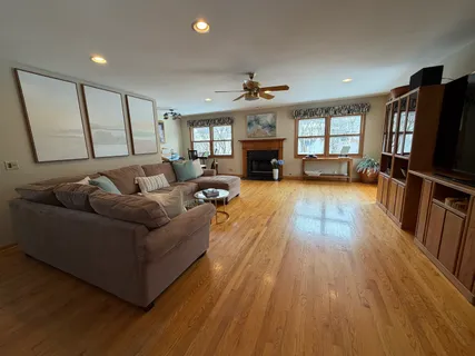 $699,000 | 302 Chateau Drive, Buffalo Grove, IL 60089