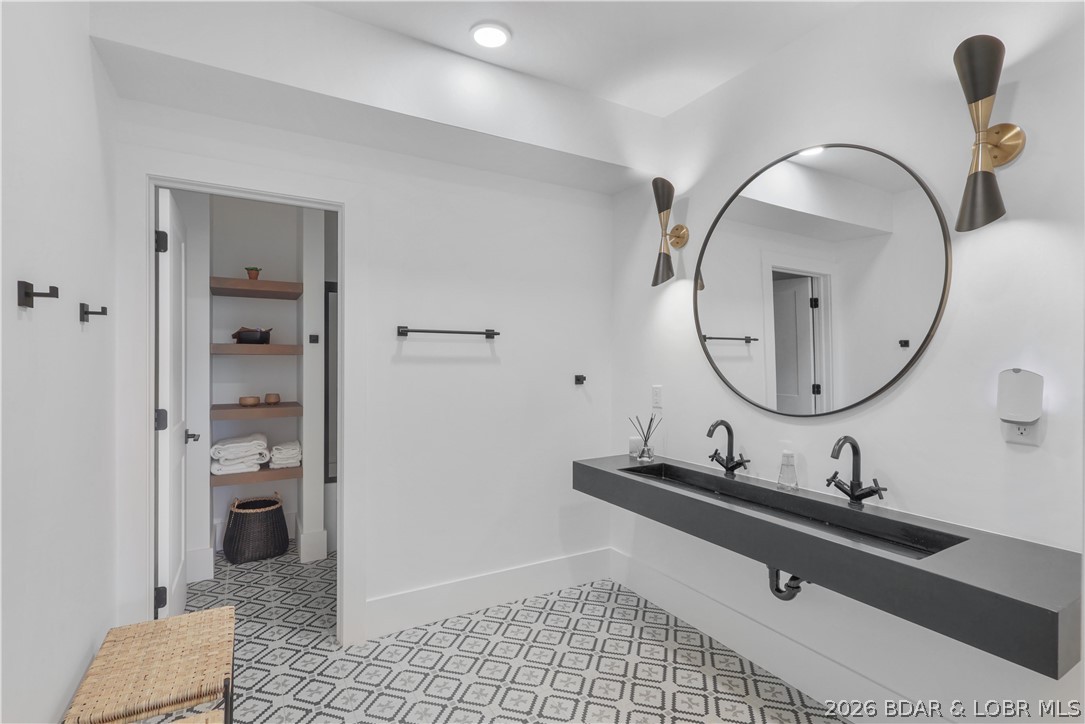 903 Dogwood Road Lake Ozark, MO 65049 - Photo 48 of 72 Bathroom to En Suite