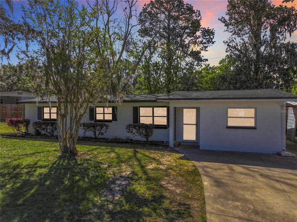 a view of a house with a yard