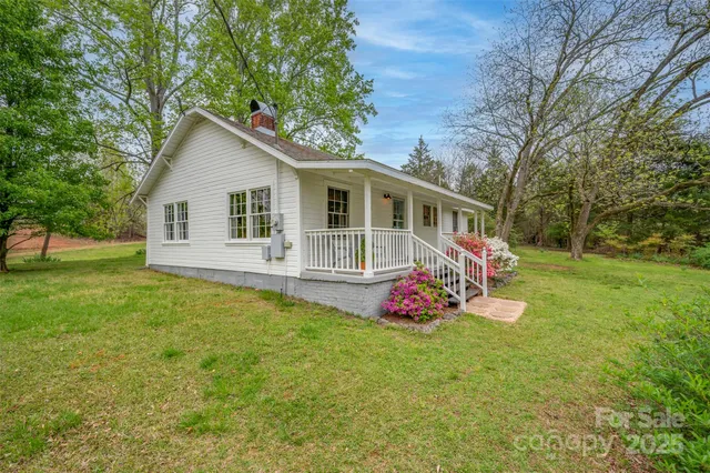 a view of a house with backyard