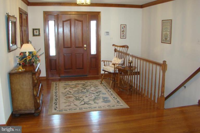 9104 Stonewall Road Manassas, VA 20110 - Photo 10 of 30 Entrance / Foyer