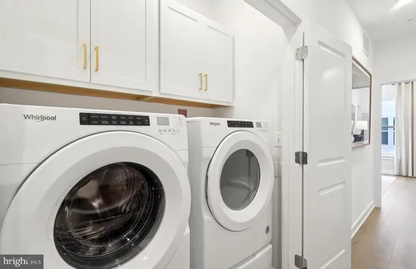a close up view of a washer and dryer