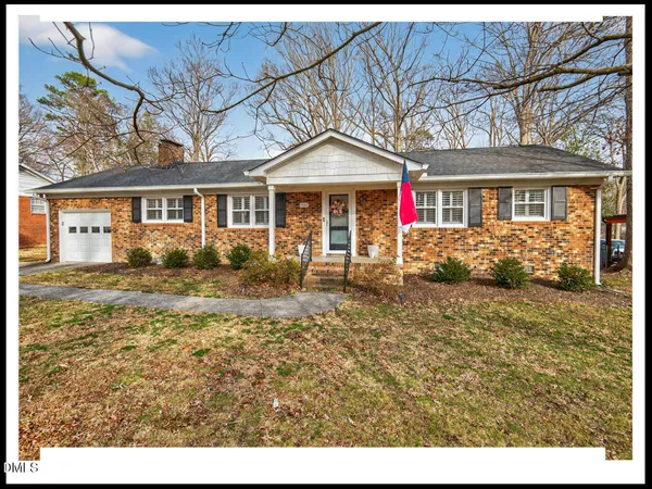 a view of a yard in front of a house