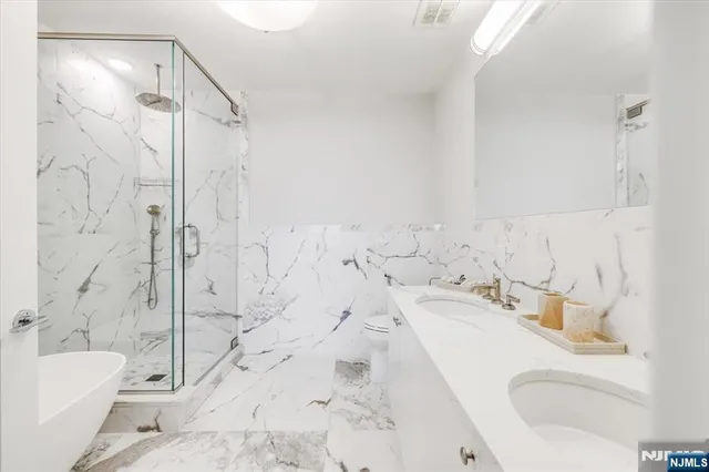 $1,875,000 | 3 Somerset Lane, Unit 113, Edgewater, NJ 07020