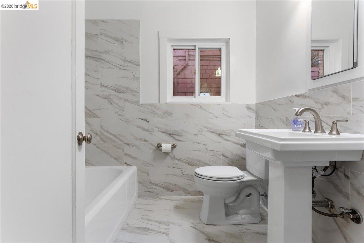 2702 Dana Street Berkeley, CA 94705 - Photo 21 of 37 a bathroom with a sink toilet and a bathtub