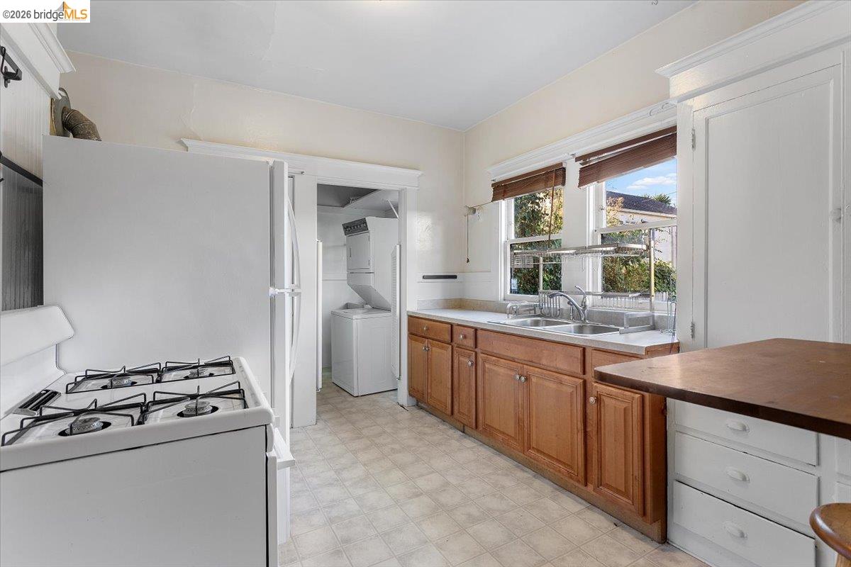 2702 Dana Street Berkeley, CA 94705 - Photo 31 of 37 a kitchen that has a sink and a stove