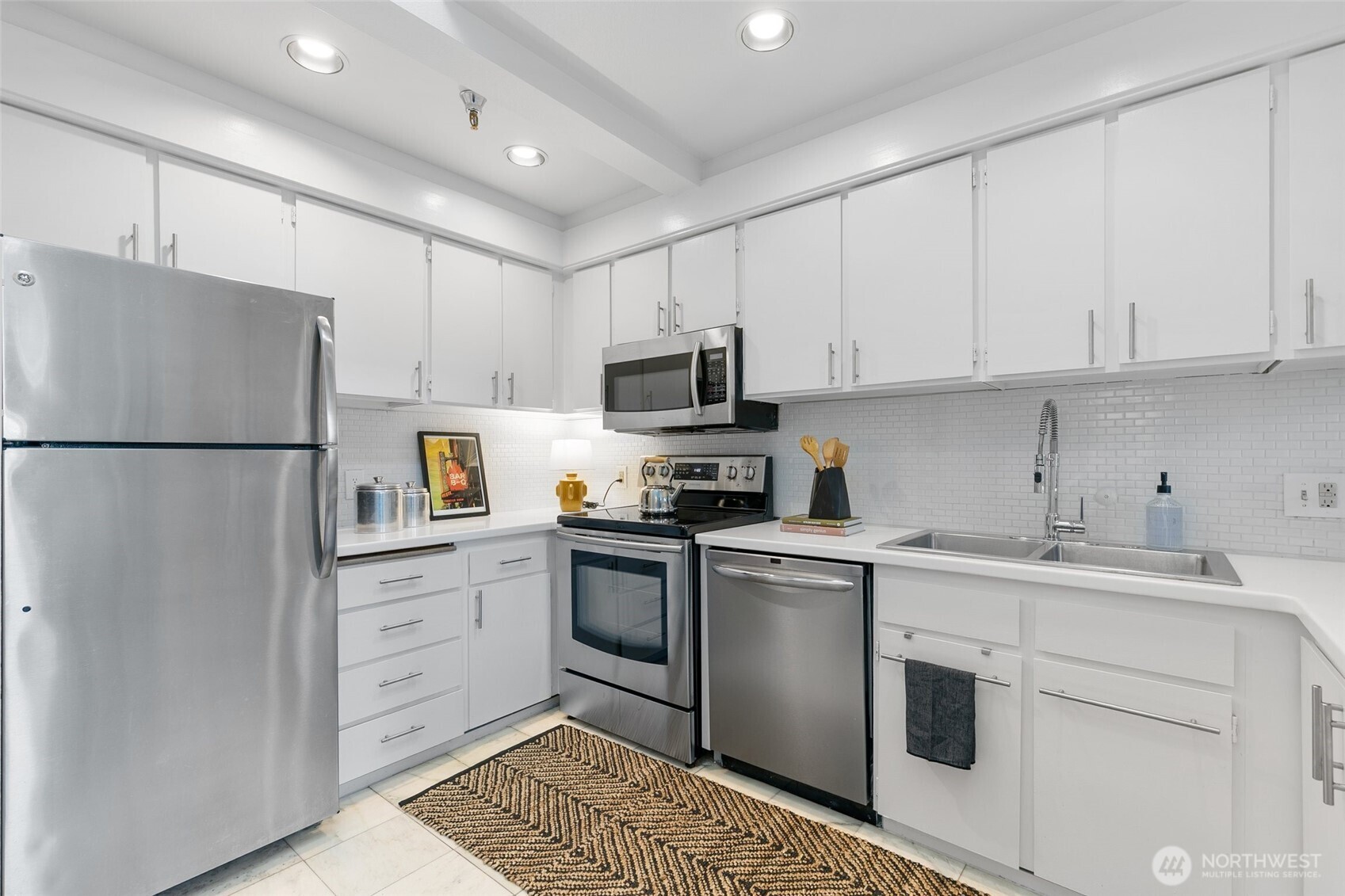 1406 Harvard Avenue, Unit 16 Seattle, WA 98122 - Photo 8 of 18