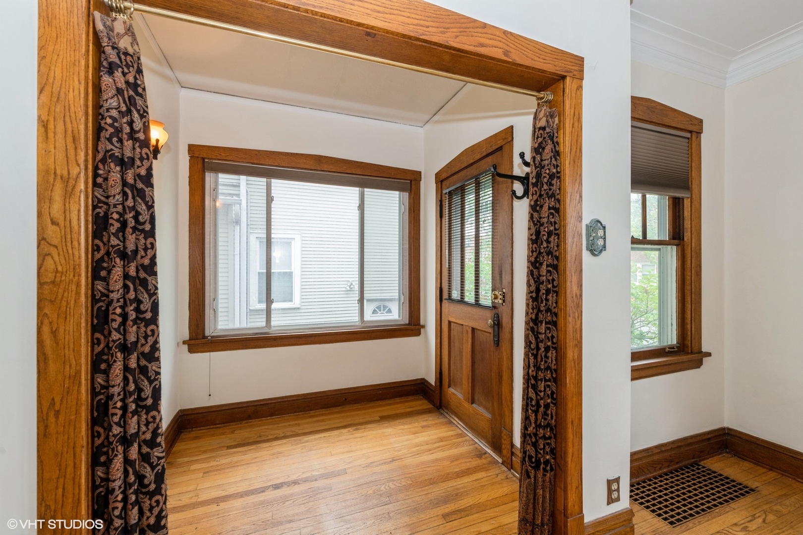 435 Jackson Boulevard Forest Park, IL 60130 - Photo 3 of 19 a view of an empty room with a window