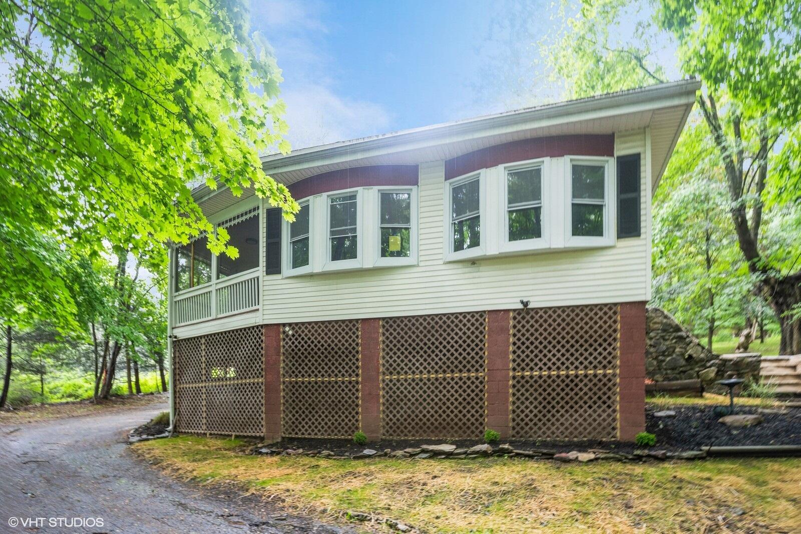 118 Roth Lane Canadensis, PA 18325 - Photo 4 of 21 03_118RothLn_571_FrontView_Large