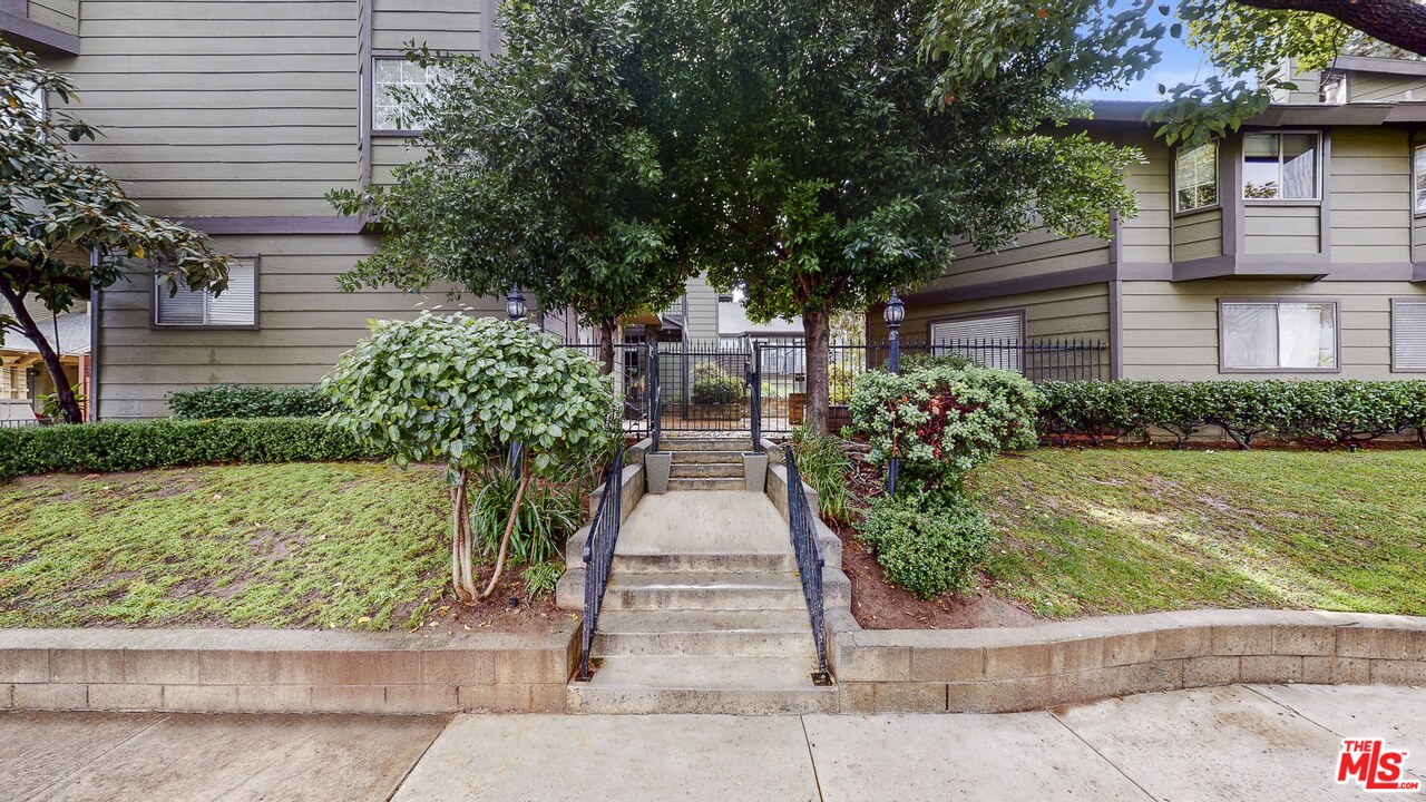 246 Alpine Street, Unit 15 Pasadena, CA 91106 - Photo 16 of 16 a front view of a house with garden