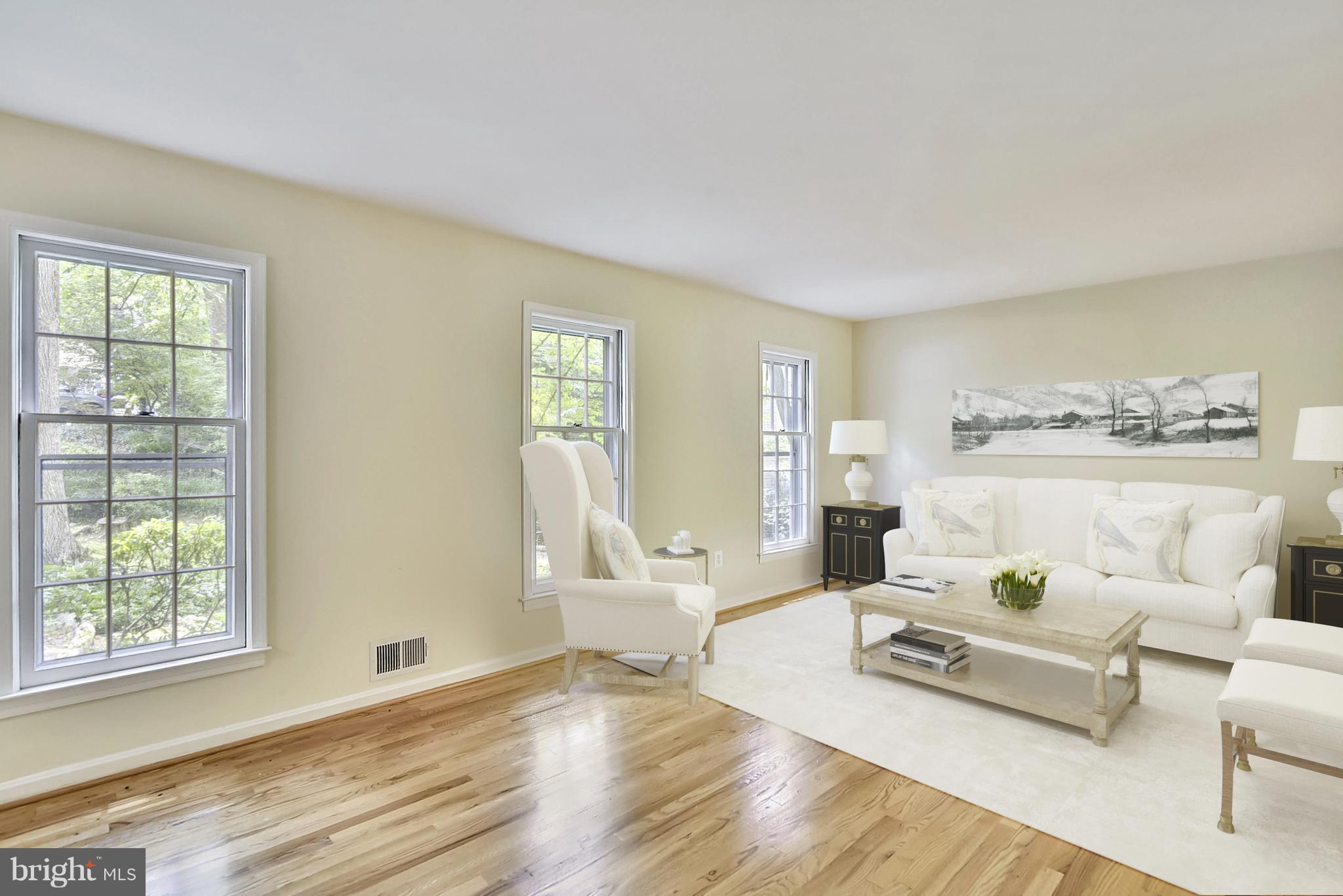 11304 Myrtle Lane Reston, VA 20191 - Photo 2 of 21 Living Room