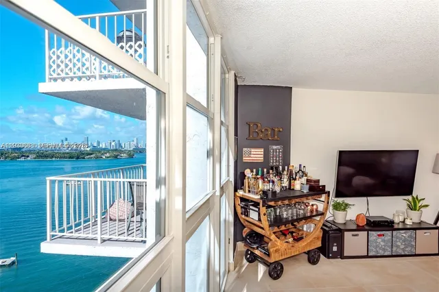 $2,700 | 1228 West Avenue, Unit 1014, Miami Beach, FL 33139