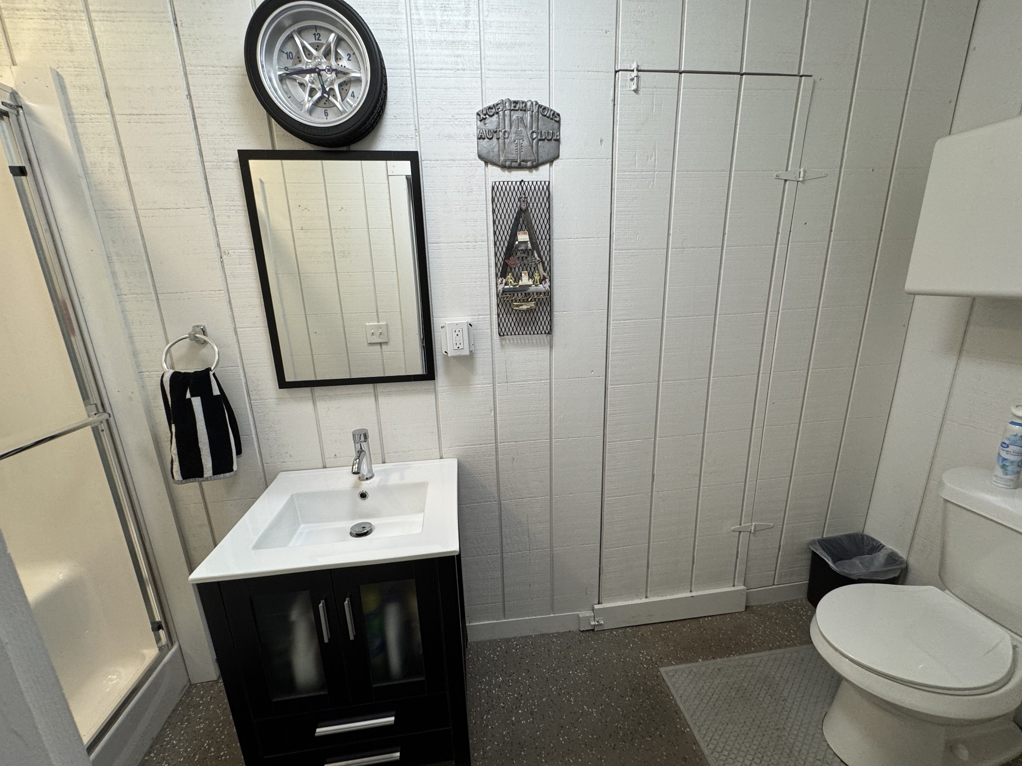 808 North 1st Street Pulaski, TN 38478 - Photo 20 of 77 a bathroom with a toilet a sink and a mirror