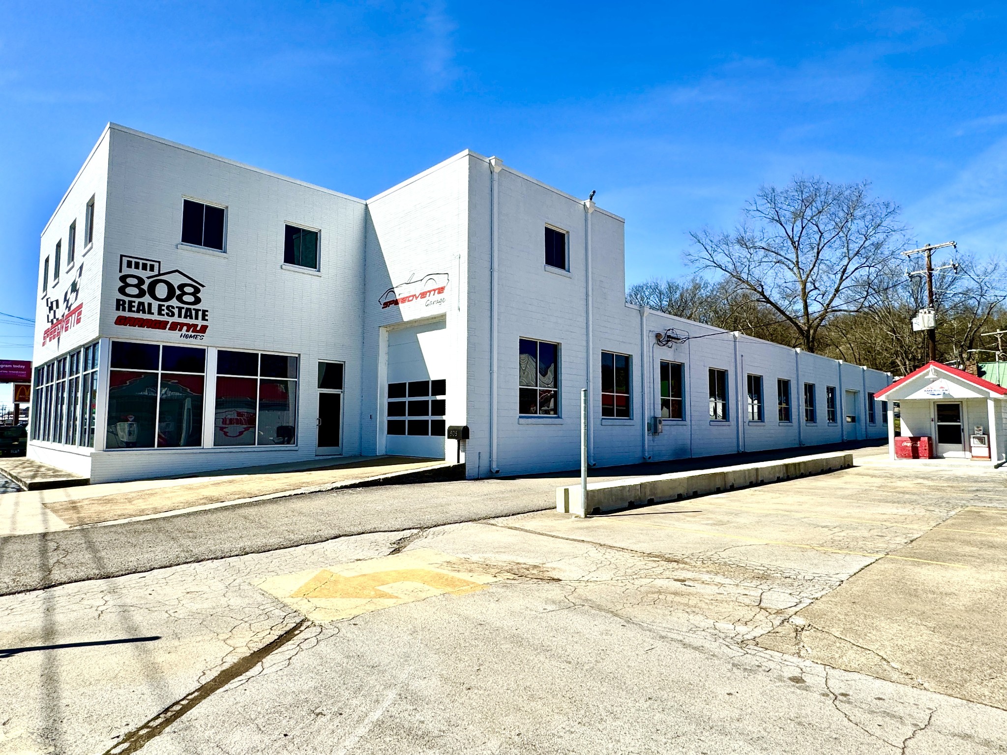 808 North 1st Street Pulaski, TN 38478 - Photo 2 of 77 a front view of a building with a plants and trees