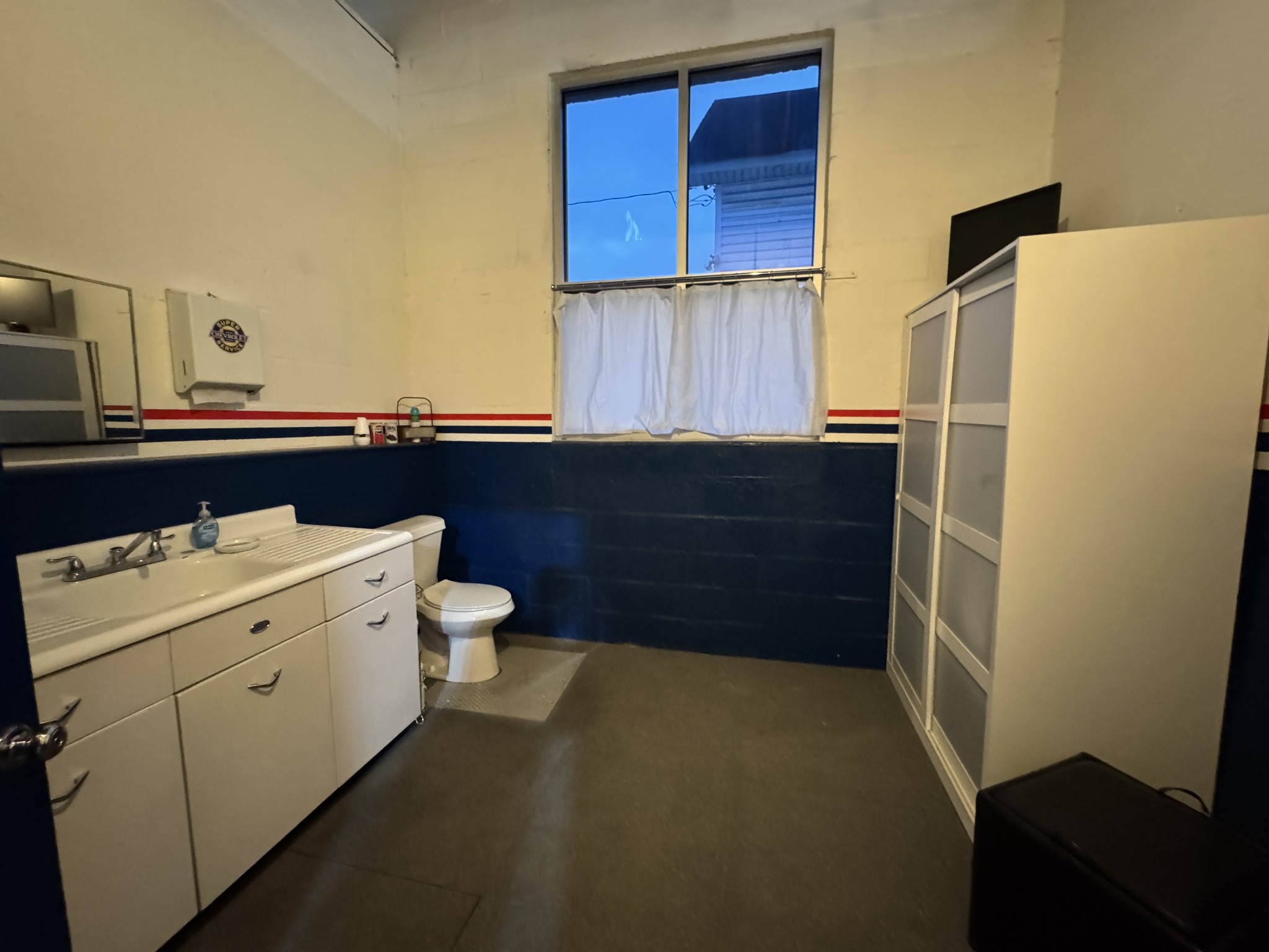 808 North 1st Street Pulaski, TN 38478 - Photo 33 of 77 a bathroom with a sink a toilet and a tub