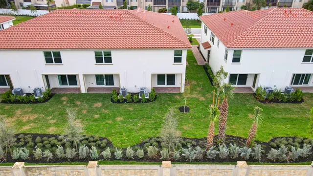 a view of a yard in front of house