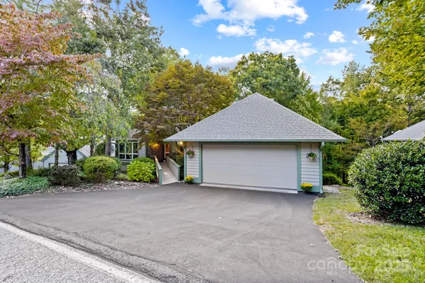 $585,000 | 128 Forest View Drive, Flat Rock, NC 28731