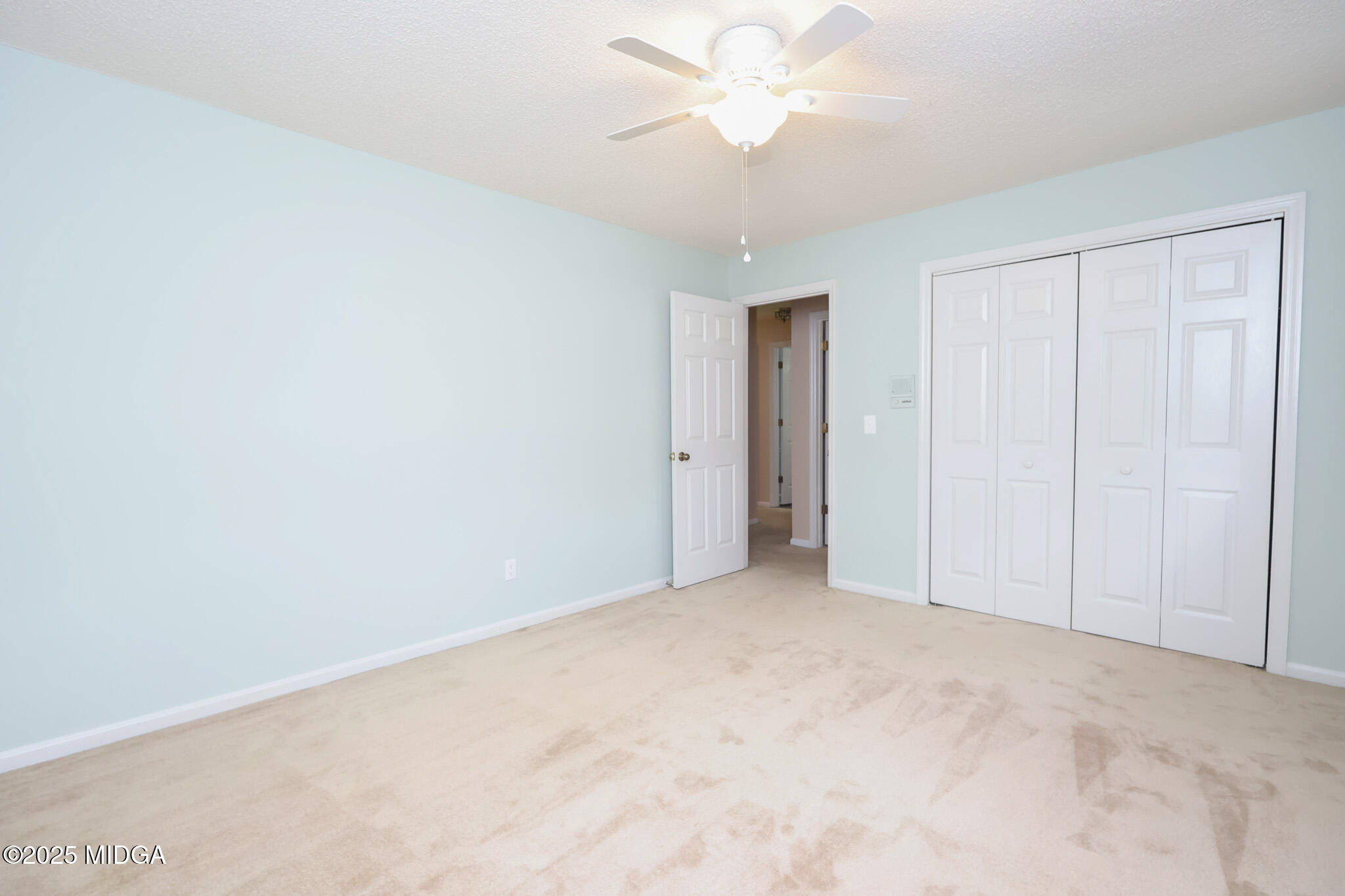 111 Bunkers Trail Warner Robins, GA 31088 - Photo 21 of 31 an empty room with a chandelier fan and closet area