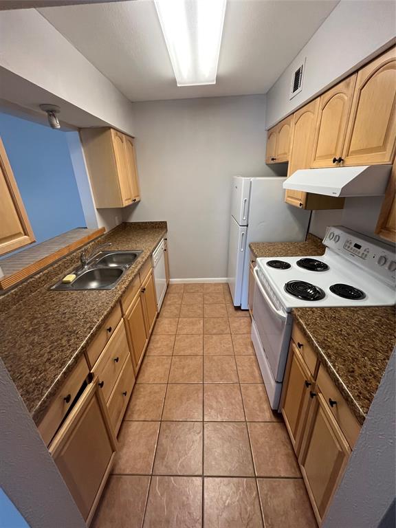 7000 Creswell Road, Unit 223 Shreveport, LA 71106 - Photo 8 of 16 a kitchen with sink cabinets and stove top oven