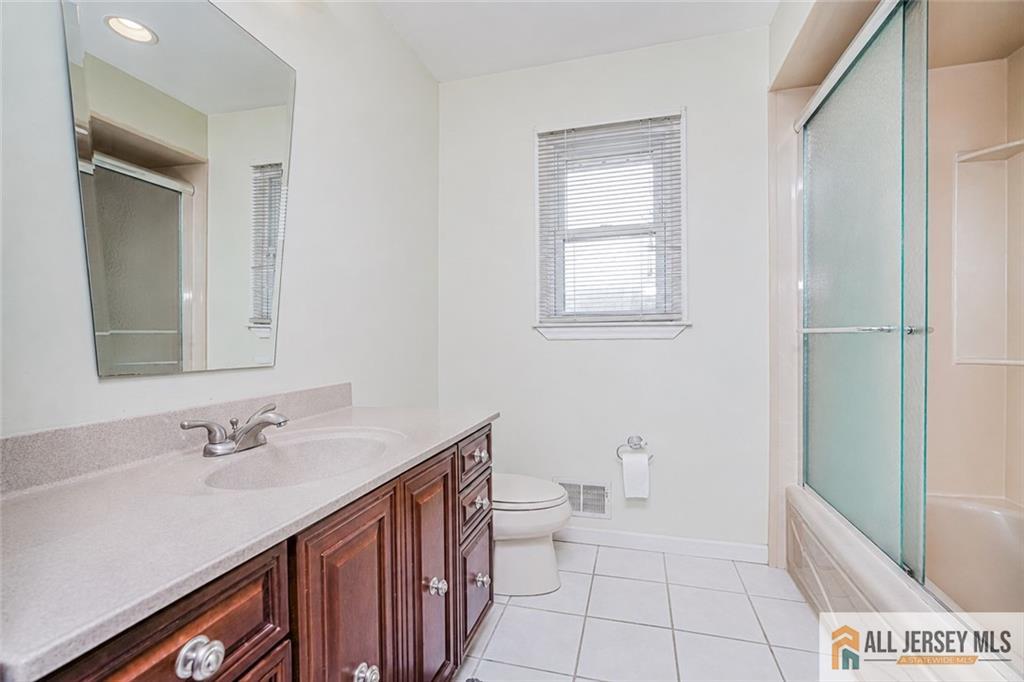 27 Woodmere Road North Brunswick, NJ 08902 - Photo 18 of 39 Gallery Image 18
