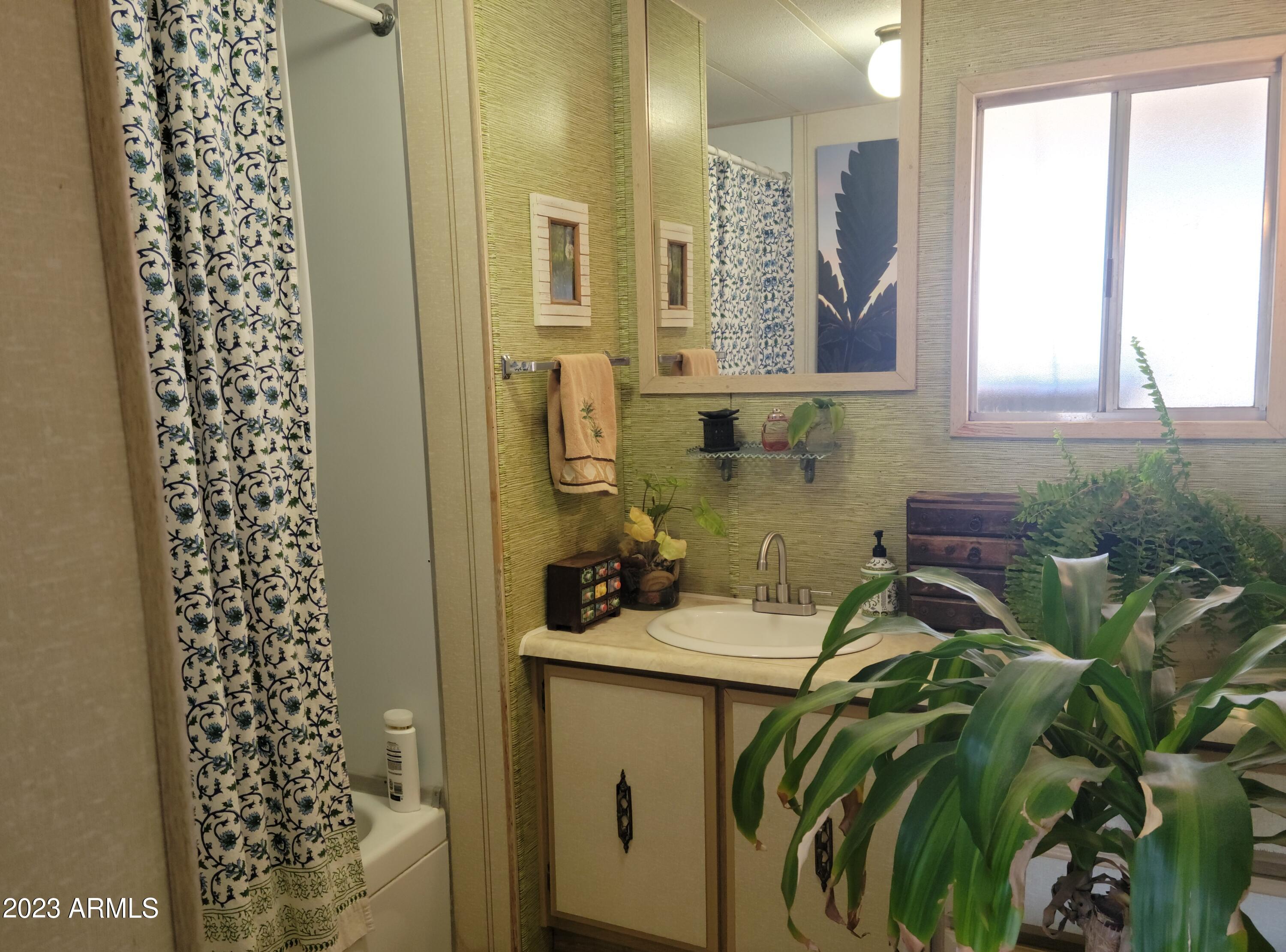 18388 Weaver Mountain Road Peeples Valley, AZ 86332 - Photo 15 of 24 bathroom1