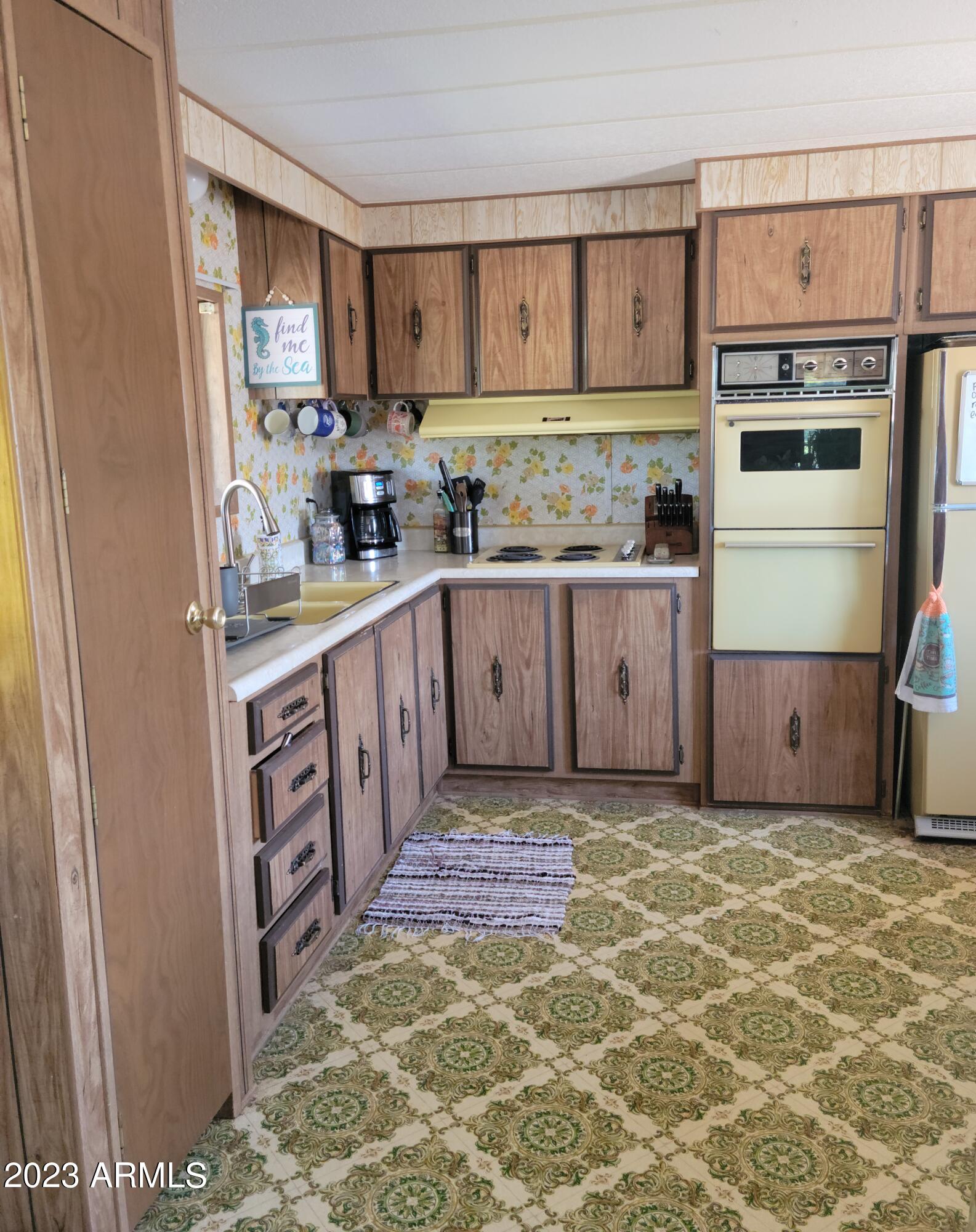 18388 Weaver Mountain Road Peeples Valley, AZ 86332 - Photo 5 of 24 kitchen