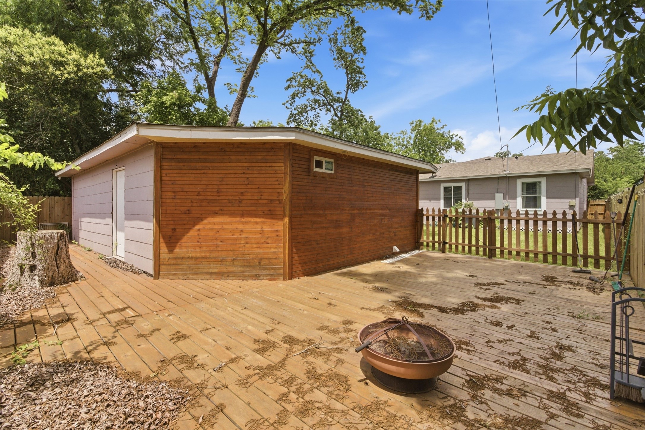 306 Center Street Pasadena, TX 77506 - Photo 25 of 31 a backyard of a house with table and chairs