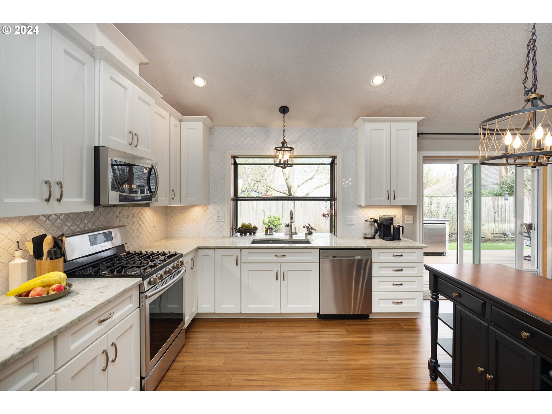 5789 Southwest Calusa Loop Tualatin, OR 97062 - Photo 10 of 27 Kitchen