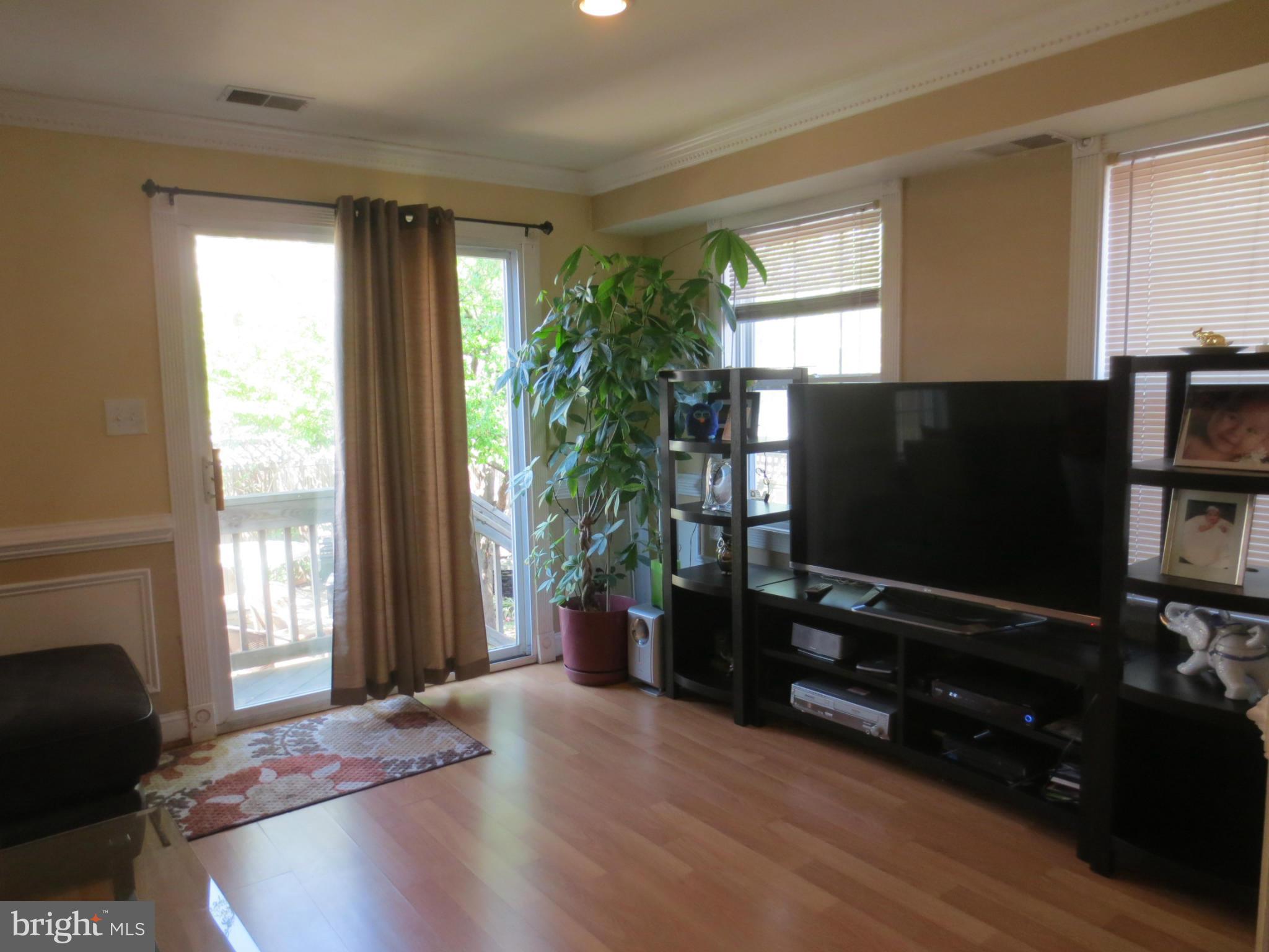 2841 South Glebe Road Arlington, VA 22206 - Photo 6 of 22 Living Room