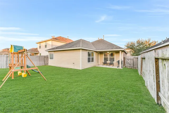 a view of a house with a backyard