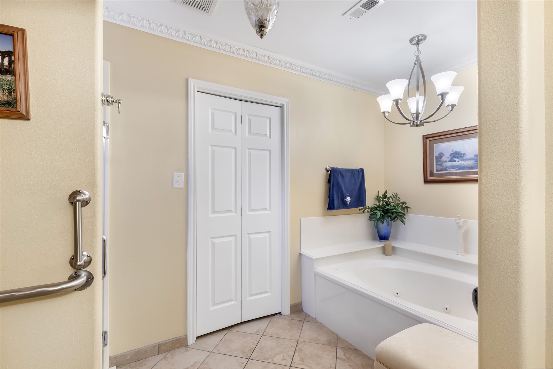 14510 Foxford Way Houston, TX 77015 - Photo 22 of 37 a bathroom with a bathtub and shower
