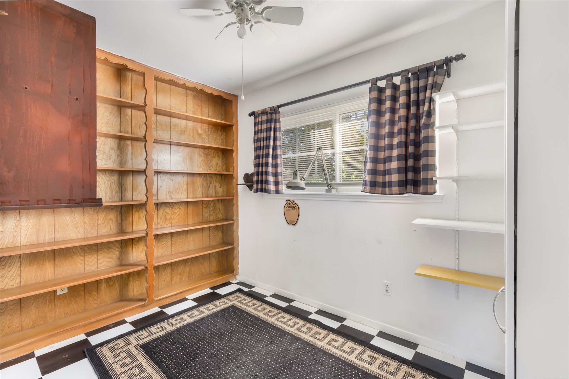 14510 Foxford Way Houston, TX 77015 - Photo 29 of 37 a room with window