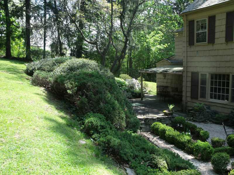 235 North Maple Avenue Greenwich, CT 06830 - Photo 5 of 19 a backyard of a house with lots of green space