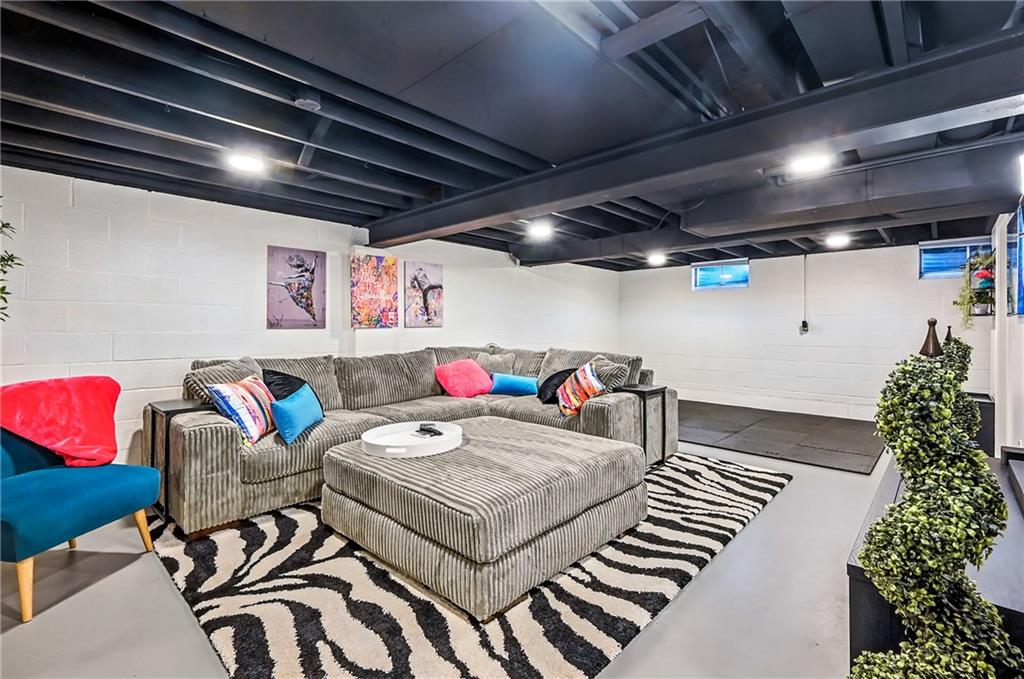 723 Rollinson Road Hermitage, PA 16148 - Photo 33 of 38 a living room with furniture and flowers