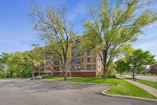 $2,400 | 1905 South Wolf Road, Unit 209, Hillside, IL 60162