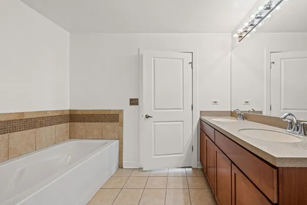 $2,400 | 1905 South Wolf Road, Unit 209, Hillside, IL 60162