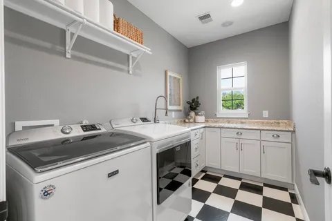 $900,000 | 229 Huck Finn Trail, Dripping Springs, TX 78620