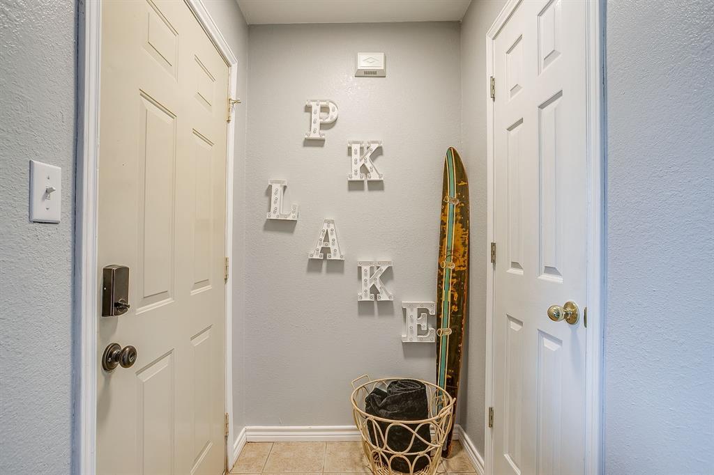 3063 Hells Gate Loop, Unit 23 Strawn, TX 76475 - Photo 6 of 20 a bathroom with a shower