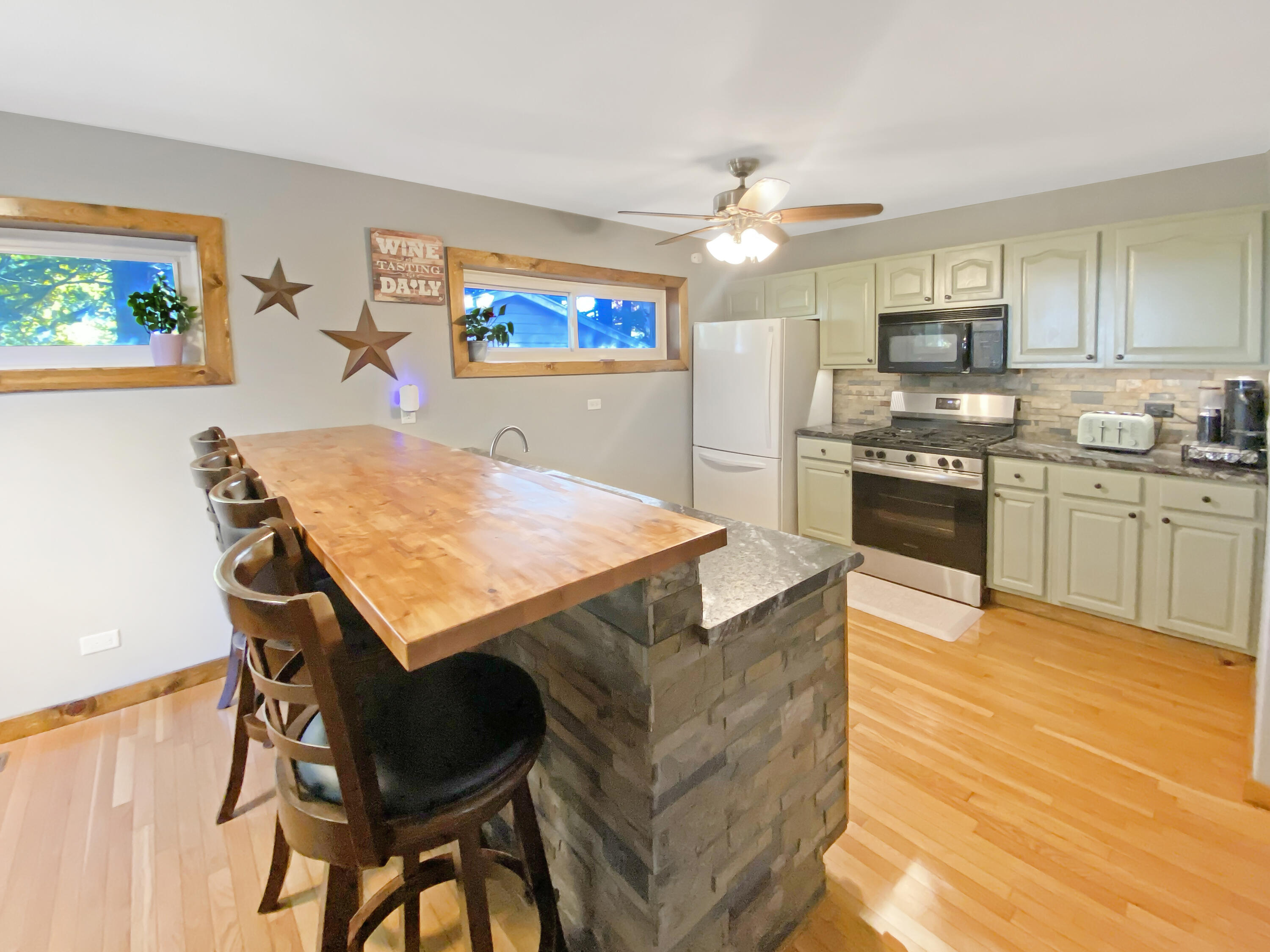 515 Johnson Avenue Clinton, WI 53525 - Photo 2 of 17 IMG_9309