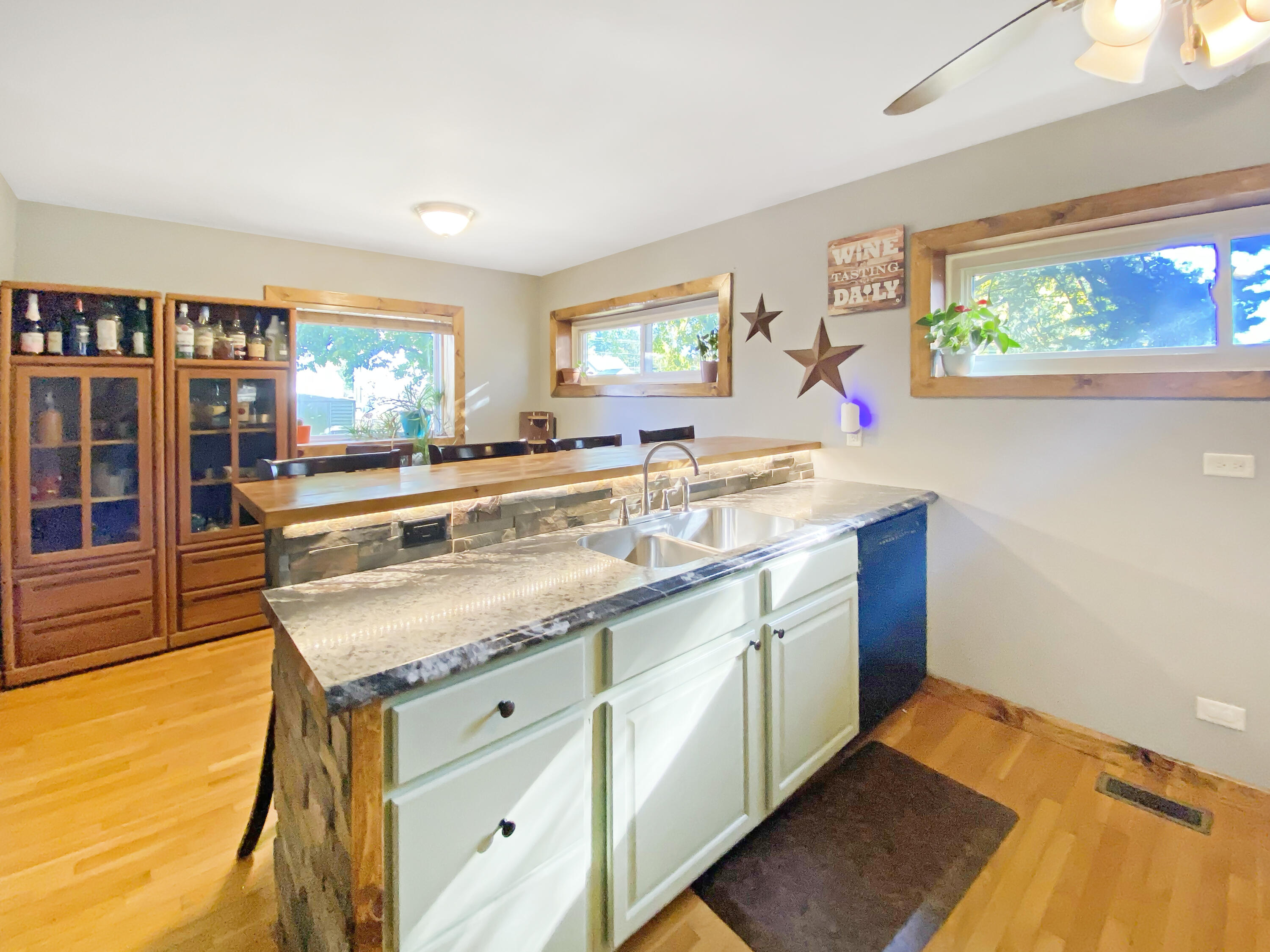 515 Johnson Avenue Clinton, WI 53525 - Photo 4 of 17 IMG_9322