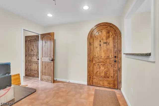 an empty room with closet and mirror