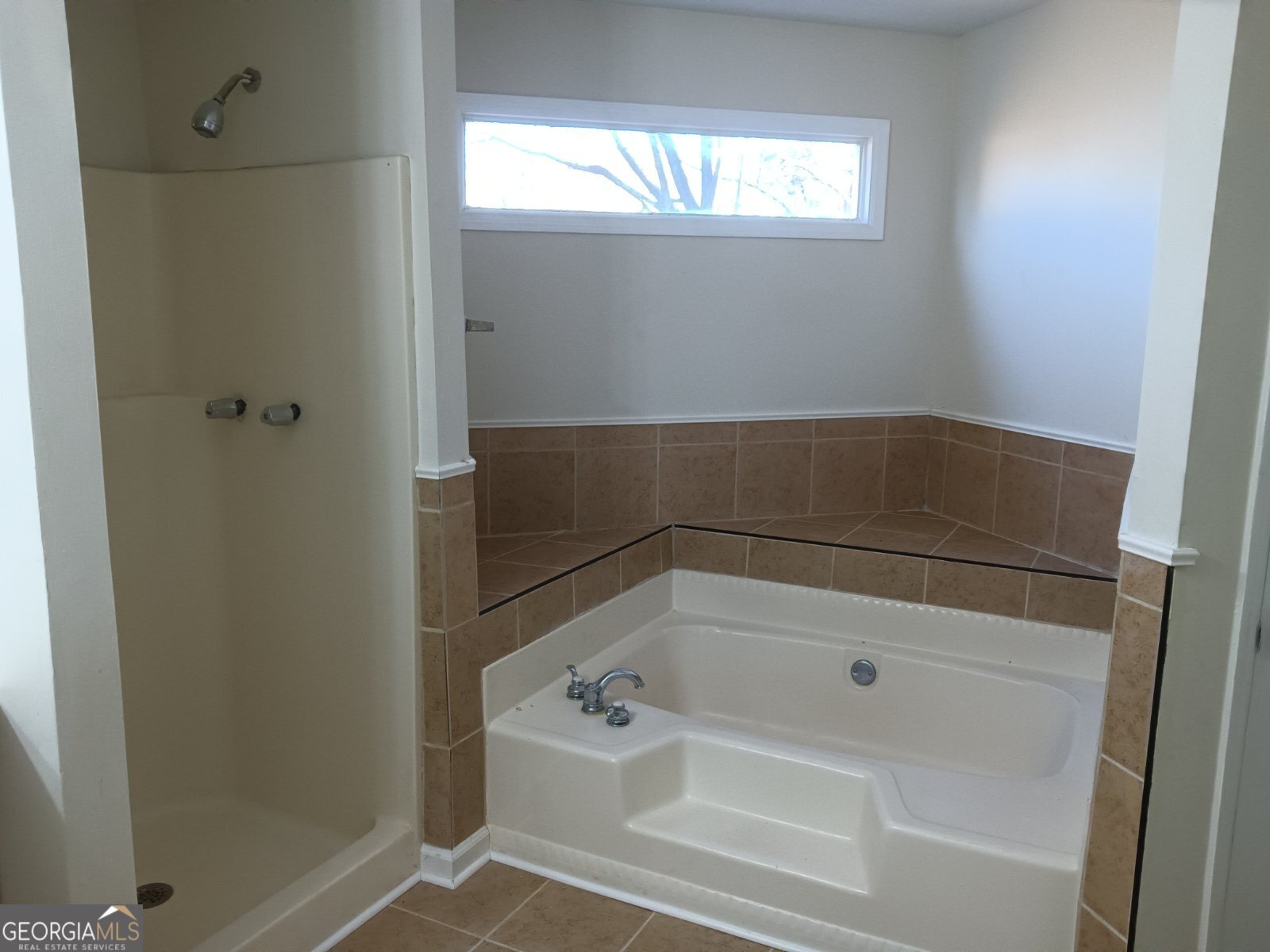 3668 Paddington Trail Rex, GA 30273 - Photo 19 of 21 a bathroom with a bathtub