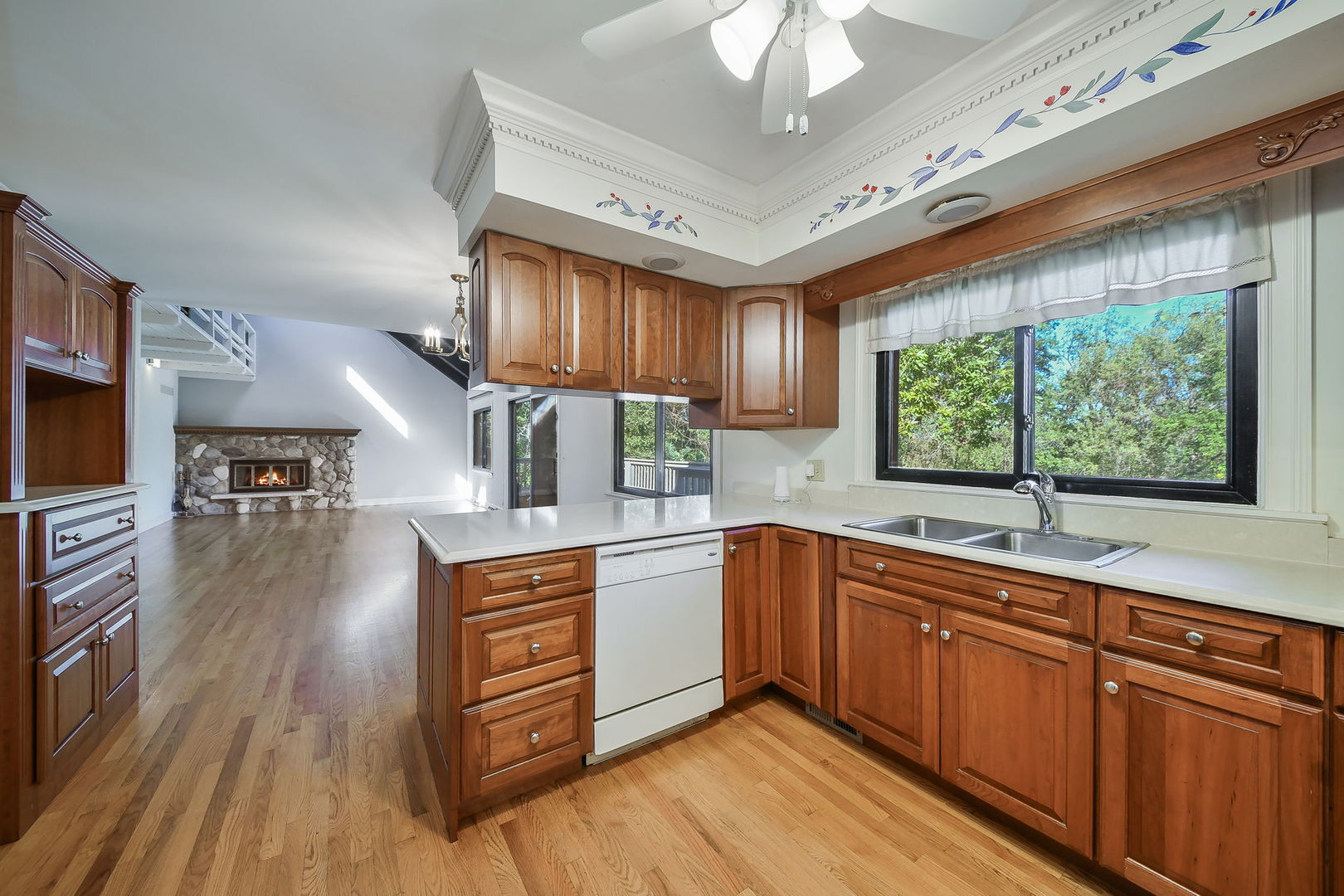 28W710 Indian Knoll Road West Chicago, IL 60185 - Photo 13 of 38 Gallery Image 13