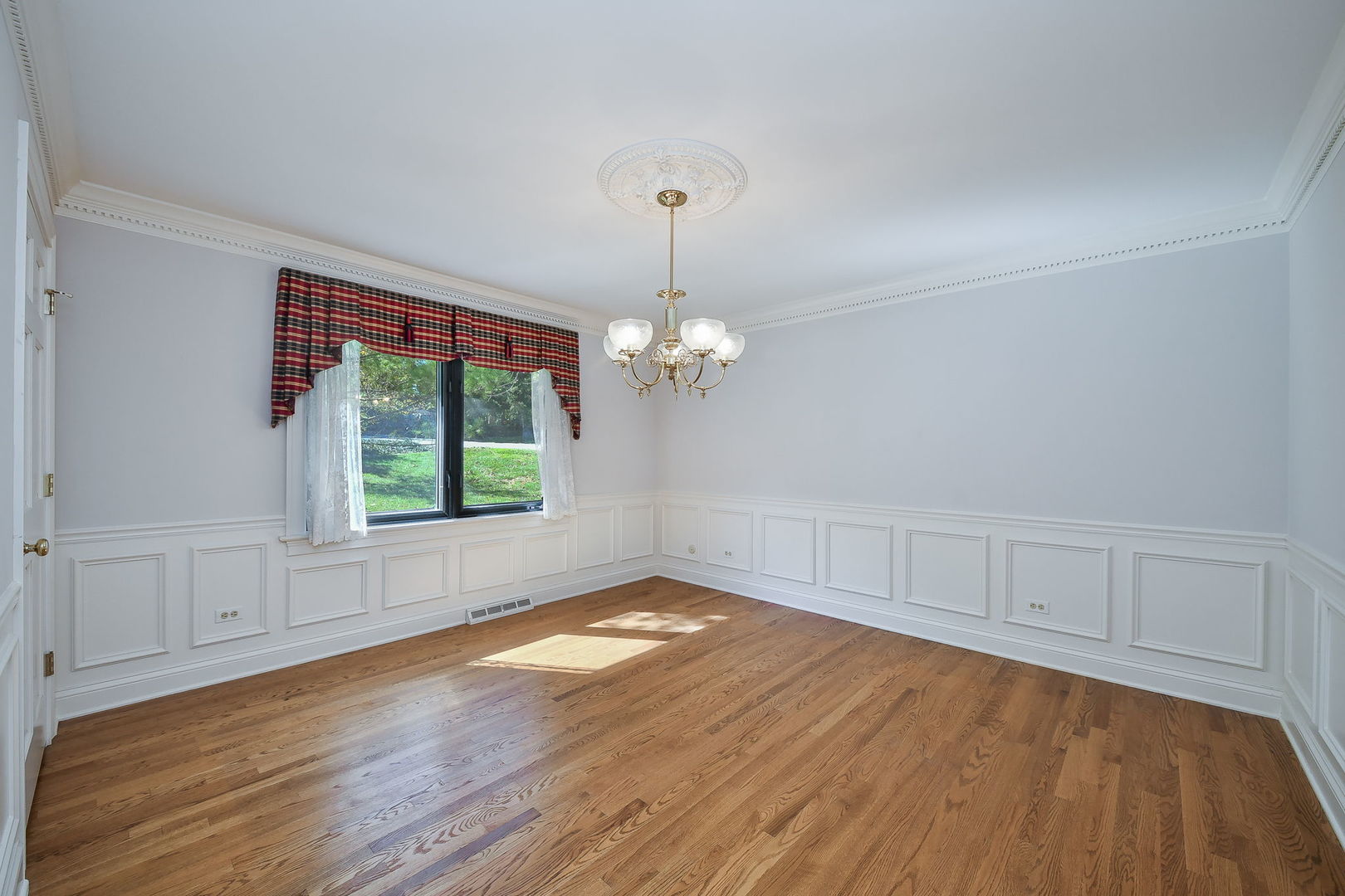 28W710 Indian Knoll Road West Chicago, IL 60185 - Photo 16 of 38 Gallery Image 16