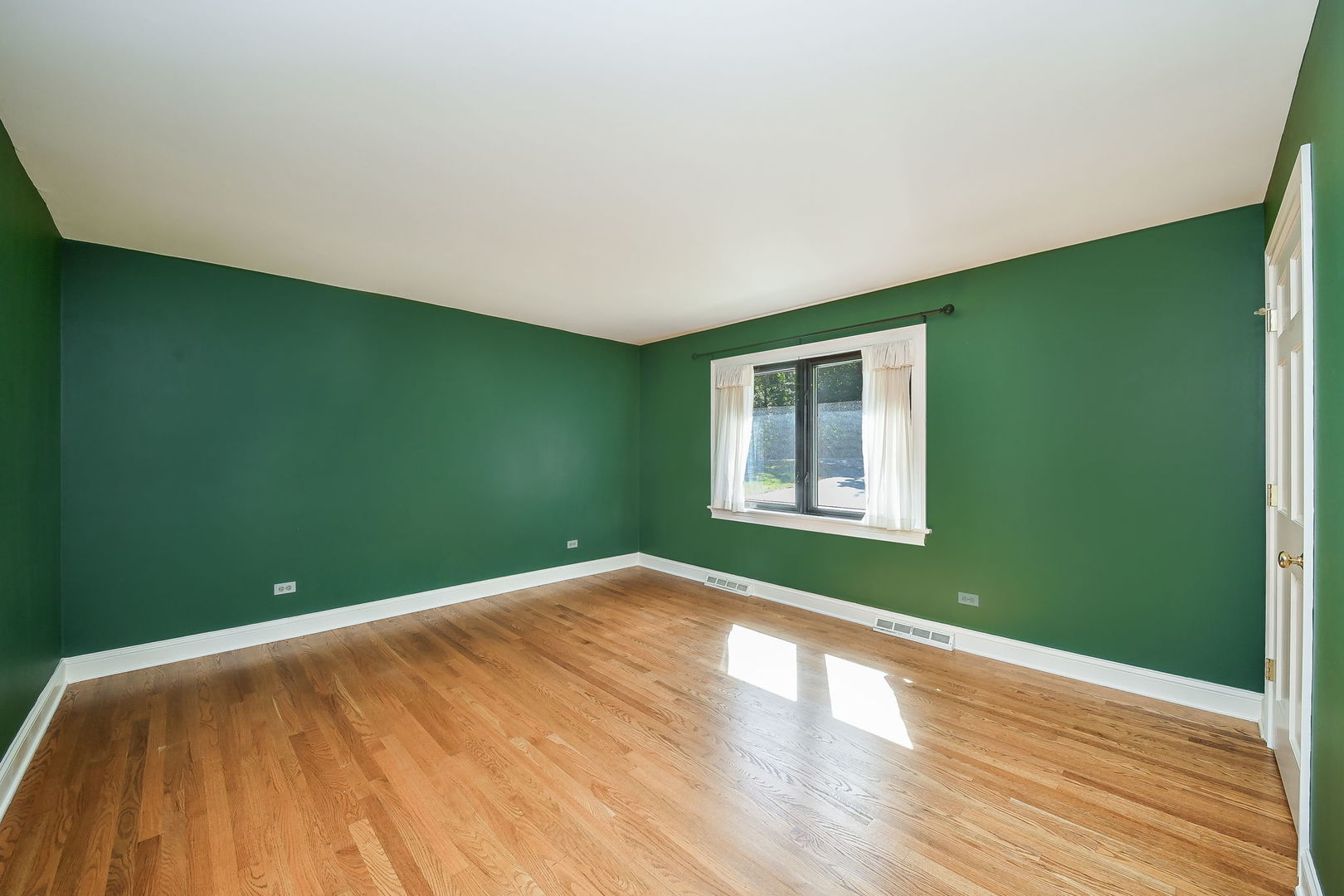 28W710 Indian Knoll Road West Chicago, IL 60185 - Photo 19 of 38 Gallery Image 19