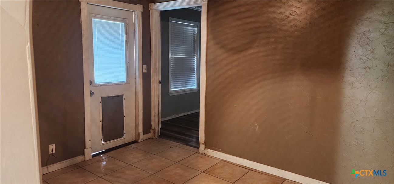 604 Davis Street Edna, TX 77957 - Photo 7 of 26 Bonus room/Mud room