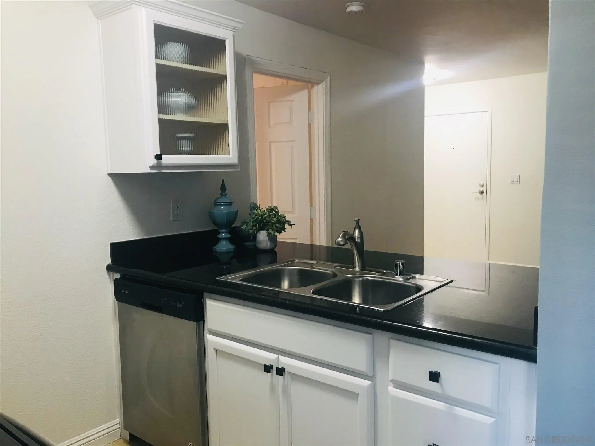 4860 Rolando Court, Unit 20 San Diego, CA 92115 - Photo 7 of 23 a sink and a mirror